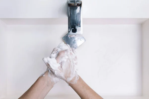 白い山の中で石鹸泡で手を洗うトップビュー ウイルス防止 衛生とスキンケアの概念 テキストのためのコピースペース — ストック写真