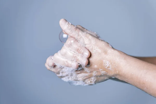 用肥皂泡沫洗手的蓝色背景 病毒和细菌预防概念 横向照片 文本复制空间 — 图库照片