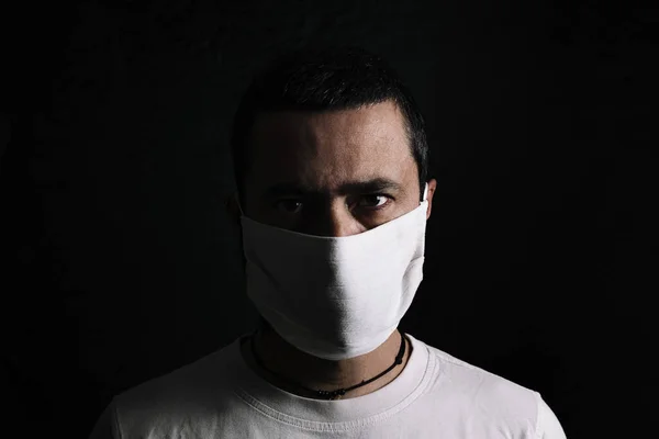 Retrato Oscuro Hombre Con Una Máscara Médica Protectora Fondo Negro — Foto de Stock