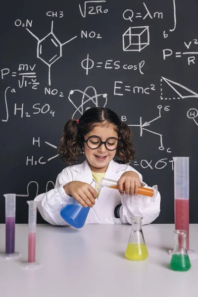 Mała Naukowiec Dziewczyna Okularach Płaszczu Laboratoryjnym Mieszanie Płynów Chemicznych Kolbach — Zdjęcie stockowe