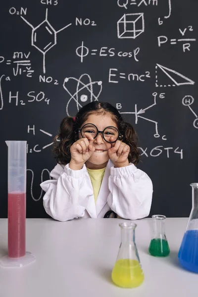 Zabawna Mała Naukowiec Dziewczyna Fartuch Żarty Jej Okulary Tle Tablicy — Zdjęcie stockowe