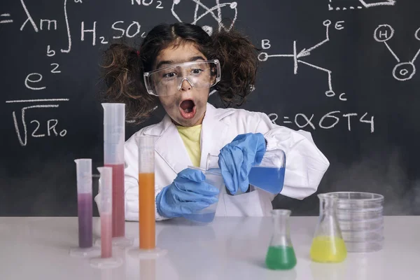 Zabawna Uczona Dziewczyna Rękawiczkach Goglach Fartuchu Laboratoryjnym Mieszająca Kolby Chemiczne — Zdjęcie stockowe