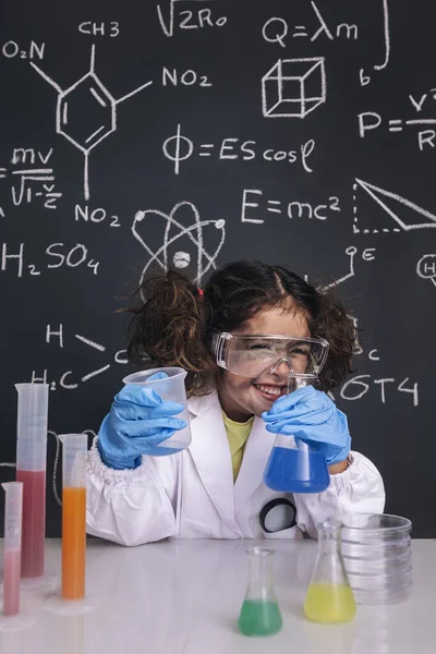 Zabawna Uczona Dziewczyna Rękawiczkach Goglach Płaszczu Laboratoryjnym Śmiech Tło Tablicy — Zdjęcie stockowe