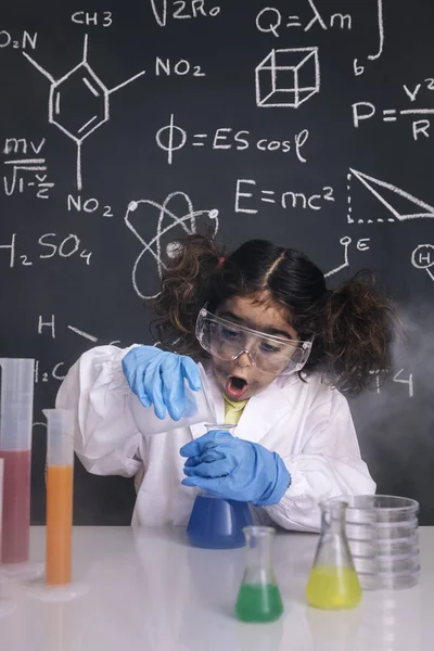 Zaskoczona Uczona Dziewczyna Rękawiczkach Goglach Fartuchu Laboratoryjnym Mieszająca Kolby Chemiczne — Zdjęcie stockowe