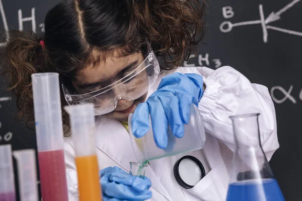 Dziewczynka Naukowiec Okularami Rękawiczkami Fartuchu Laboratoryjnym Mieszająca Płyny Chemiczne Kolbach — Zdjęcie stockowe