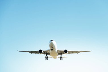 Beyaz ticari uçak açık mavi gökyüzünde kalkıyor, seyahat konsepti, metin için kopyalama alanı