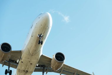 İniş takımları yerleştirilmiş ticari bir uçağın önünde seyahat konsepti, metin için kopyalama alanı