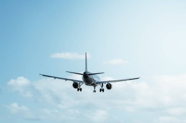 Açık mavi gökyüzünde ticari bir uçuşun arka planı, seyahat kavramı, metin için kopyalama alanı