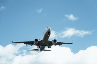 Ticari uçak bulutlar, seyahat konsepti, metin için kopyalama alanı ile berrak bir gökyüzünde kalkıyor.