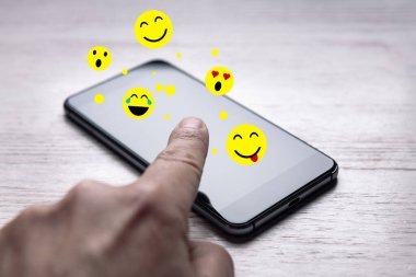 beyaz ahşap masa, sosyal medya ve iletişim konsepti, metin için kopyalama alanı, seçici odak