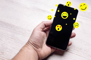 Beyaz ahşap masadan gelen emojiler, sosyal medya ve iletişim konsepti, metin için kopyalama alanı