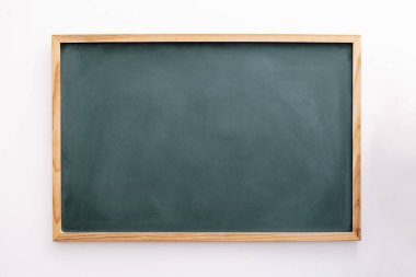 Beyaz duvarda boş yeşil karatahta, okul ve öğretim konsepti, metin için kopyalama alanı