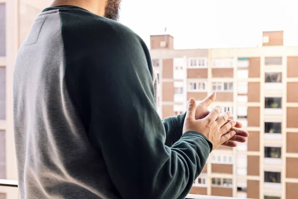 Irreconocible Hombre Aplaudiendo Los Trabajadores Salud Desde Balcón Por Trabajo — Foto de Stock