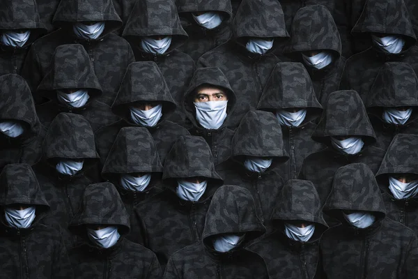 Collage Una Multitud Personas Irreconocibles Con Máscaras Hombre Medio Único — Foto de Stock