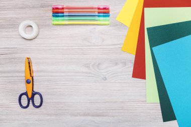 Ahşap bir masa üzerinde el işi yapmak için malzeme üst görünüm, metin için kopyalama alanı, sanat konsepti ve çocuklar için evde boş zaman