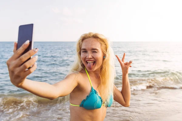 Ξανθιά Γυναίκα Που Βγάζει Selfie Φωτογραφία Κινητό Της Τηλέφωνο Στην — Φωτογραφία Αρχείου