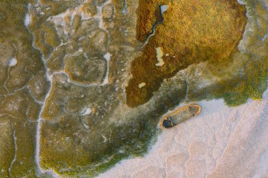 Küresel ısınma, kuraklık ve iklim değişikliği konsepti nedeniyle kurak bir denizde batmış bir geminin hava görüntüsü.