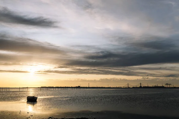 Silhueta Pescador Tradicional Barco Madeira Pôr Sol Baía Cádiz Sol — Fotografia de Stock