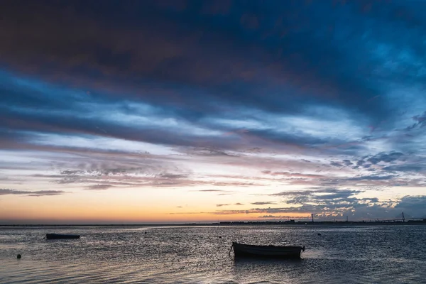 Silhouette Traditioneller Fischerboote Die Ruhigen Wasser Bei Sonnenuntergang Der Bucht — Stockfoto