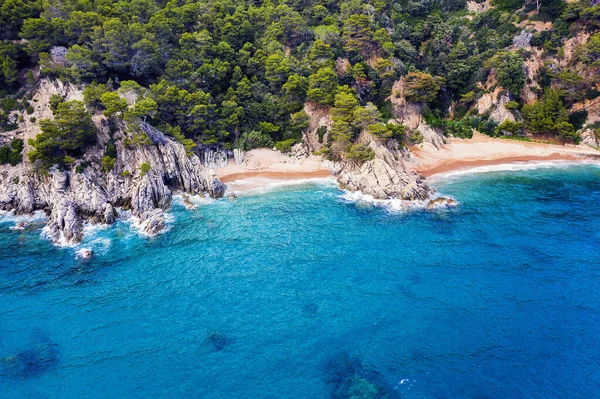 Vista Aérea Dos Calas Aguas Turquesas Rodeadas Acantilados Rocosos Cubiertos — Foto de Stock