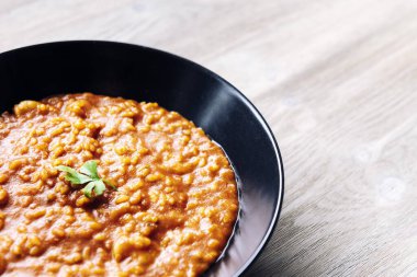 Beyaz ahşap masadaki geleneksel pirincin detayları, sağlıklı ev yemekleri konsepti, metin için kopyalama alanı