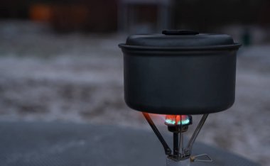 Gaz ocağı bowlingdeki suyu ısıtıyor.