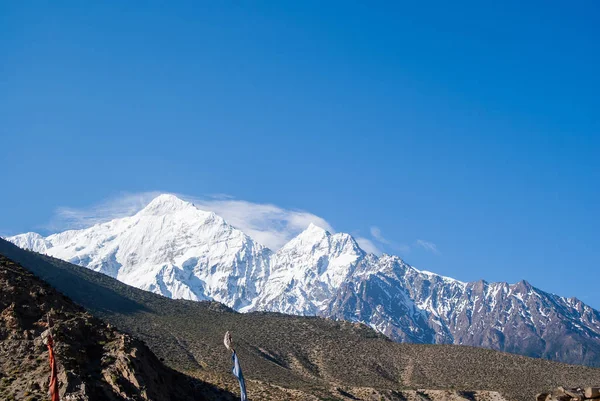 Nilhiri mountain. Snowy peak. Nepal, Annapurna circuit trek — Stock Photo, Image