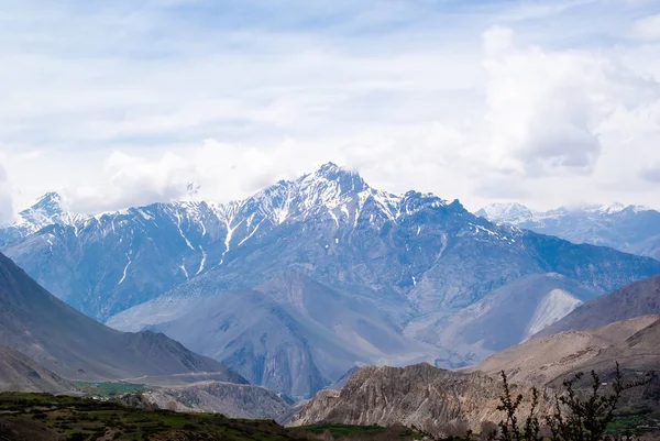 Catena montuosa del Dhaulagiri. Cima innevata. Nepal, Annapurna circuit trek — Foto Stock