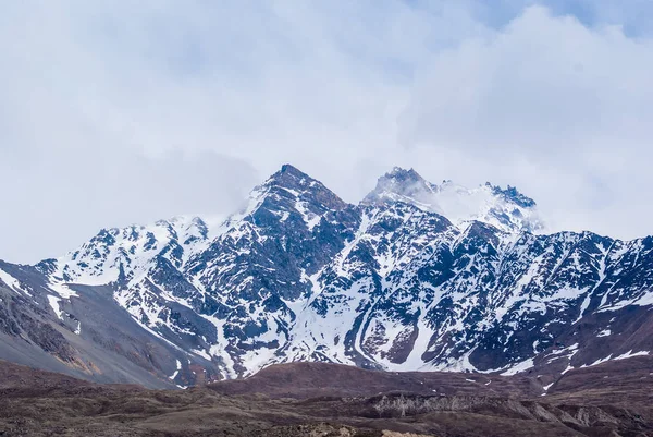 Cordillera Dhaulagiri. Pico nevado. Nepal, circuito de Annapurna trek — Foto de Stock