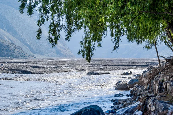 Rio Kali Gandaki nas montanhas do Himalaia no Nepal — Fotografia de Stock