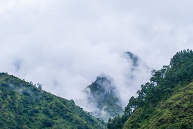 Himalayalar 'ın sisle kaplı dağlarının resmi