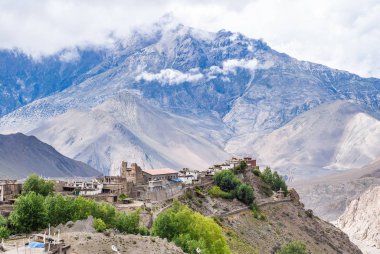 Arka planda Tibet köyü ve Dhaulagiri sıradağları.