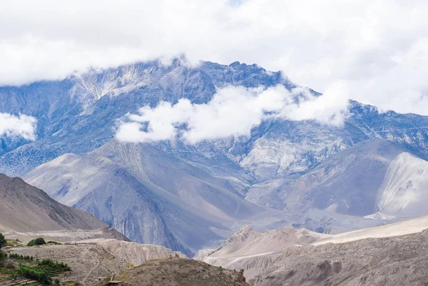 Catena montuosa del Dhaulagiri. Cima innevata. Nepal, Annapurna circuit trek — Foto Stock