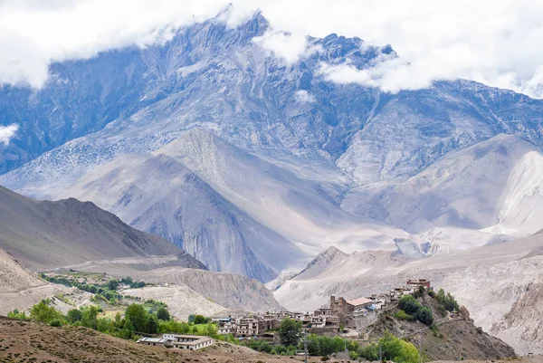 Villaggio tibetano e catena montuosa del Dhaulagiri sullo sfondo . — Foto Stock