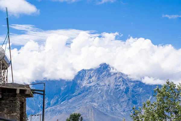 Catena montuosa del Dhaulagiri. Cima innevata. Nepal, Annapurna circuit trek — Foto Stock