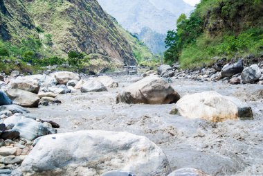 Nepal 'deki Himalaya dağlarında güzel kıvrımlı bir nehir