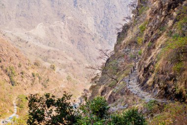 Dağlarda yürüyüş yapan bir patikanın resmi