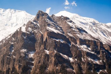 Güneşli bir günde dağ manzarası, stok fotoğrafı