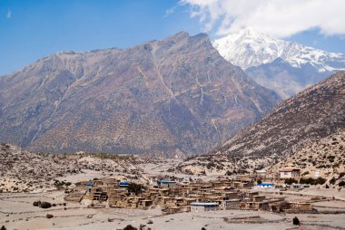 Himalaya dağlarındaki Tibet köyünün resmi