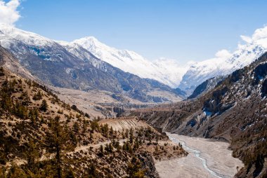 George ve dağ nehri ile dağ manzarası.
