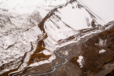 George ve dağ nehri ile dağ manzarası.