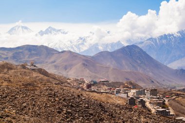 Himalaya dağlarındaki Tibet köyünün resmi