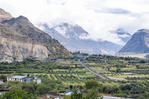 Imagem da aldeia tibetana nas montanhas do Himalaia — Fotografia de Stock