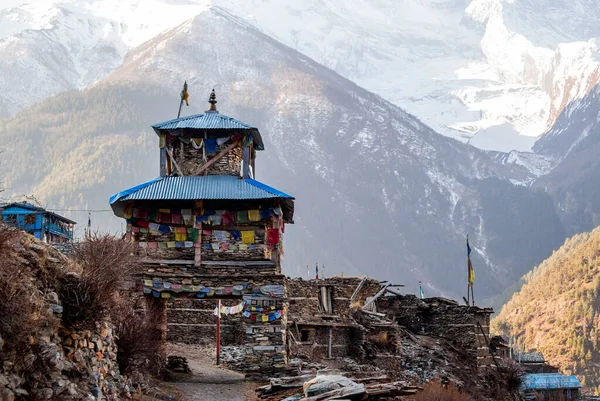 Obrázek tibetské vesnice v horách Himálaje — Stock fotografie