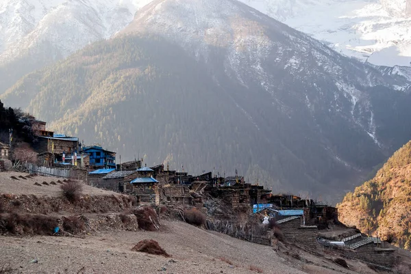 Imagem da aldeia tibetana nas montanhas do Himalaia — Fotografia de Stock