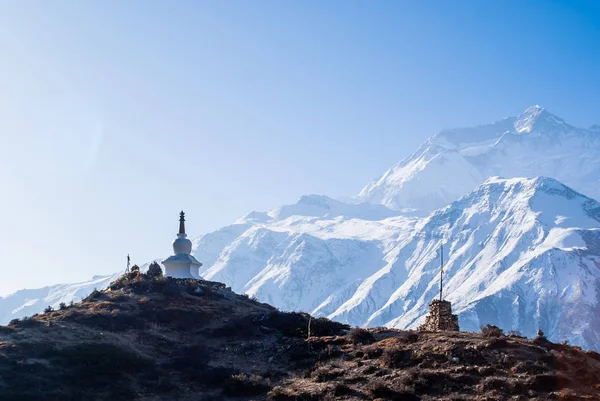 Foto di stupa buddista sulle montagne himalayane . — Foto Stock