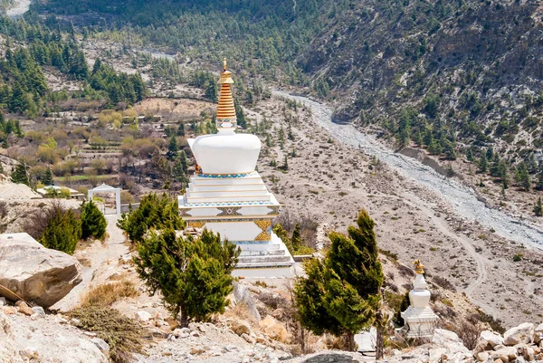 Foto di stupa buddista sulle montagne himalayane . — Foto Stock
