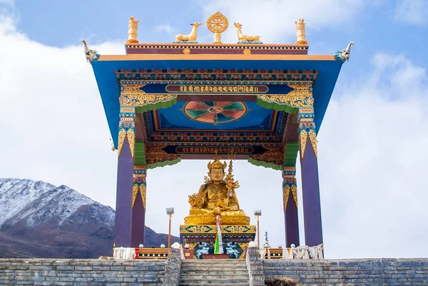 Bild av en jättestor Buddha-staty i Muktinath Nepal. — Stockfoto