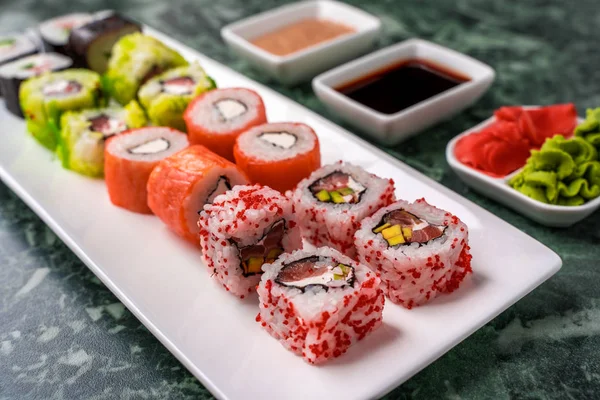 Japansk sushi set med sojasås, wasabi och inlagd ingefära — Stockfoto