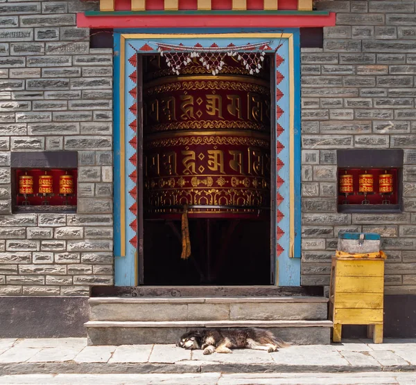 Bouddist Chapel with huge Prayer Wheel inside. — Stock Photo, Image